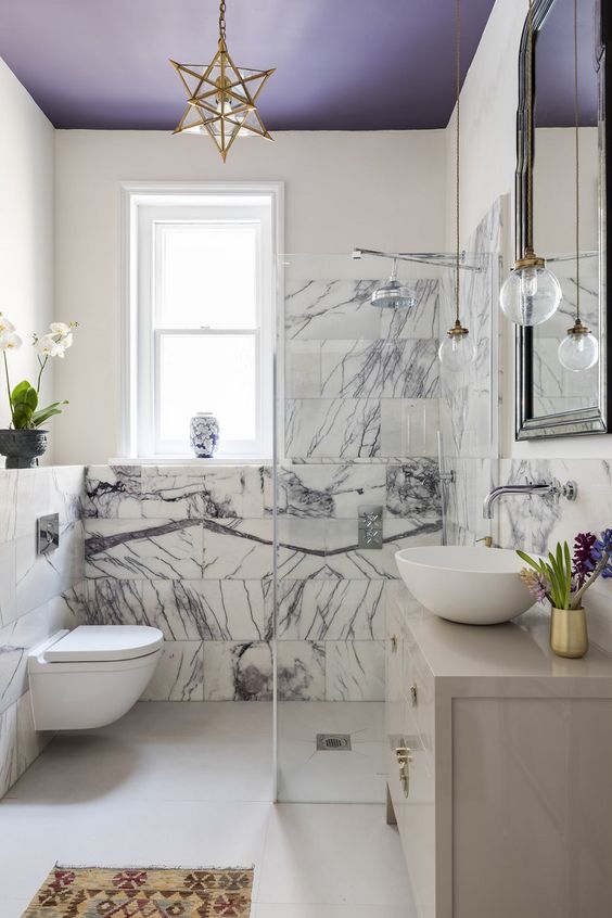 desain kamar mandi modern dengan atap ungu