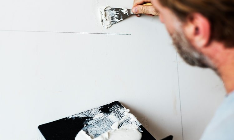 7 Penyebab Keramik Dinding Retak dan Cara Mengatasinya!