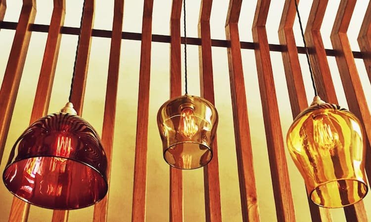 Amber Glass 70-an Bangkit Lagi: Sentuhan Retro Hangat untuk Interior Modern