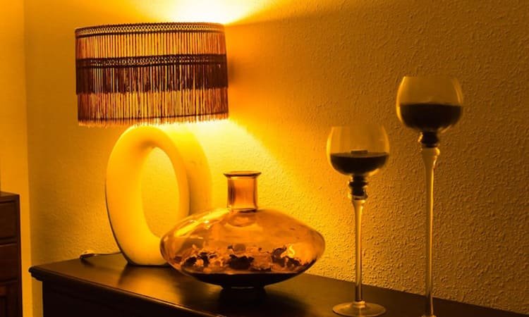 Amber Glass 70-an Bangkit Lagi: Sentuhan Retro Hangat untuk Interior Modern