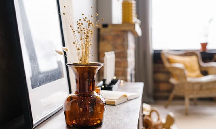 Amber Glass 70-an Bangkit Lagi: Sentuhan Retro Hangat untuk Interior Modern