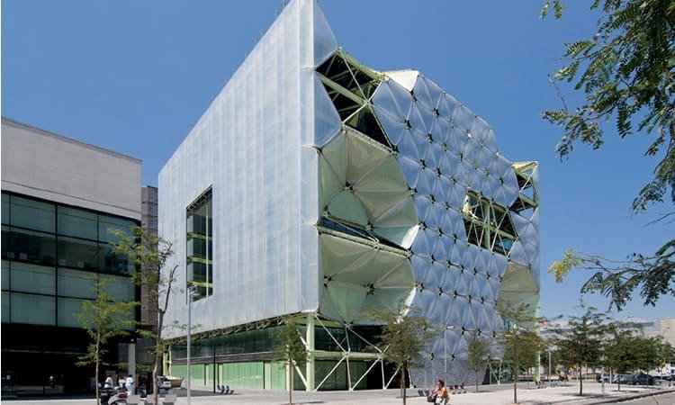 Arsitektur Interaktif (CABS): Fasad Bangunan Adaptif untuk Efisiensi Energi di 2025