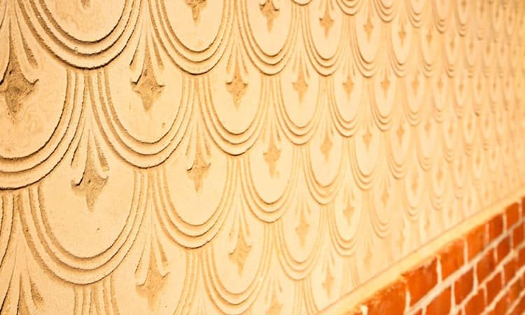 Desain Kosmetik dan Estetika Dinding Bertekstur Menonjol (Bas-Relief) di 2025