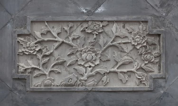 Desain Kosmetik dan Estetika Dinding Bertekstur Menonjol (Bas-Relief) di 2025