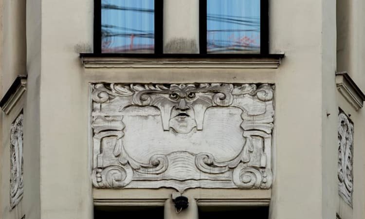 Desain Kosmetik dan Estetika Dinding Bertekstur Menonjol (Bas-Relief) di 2025