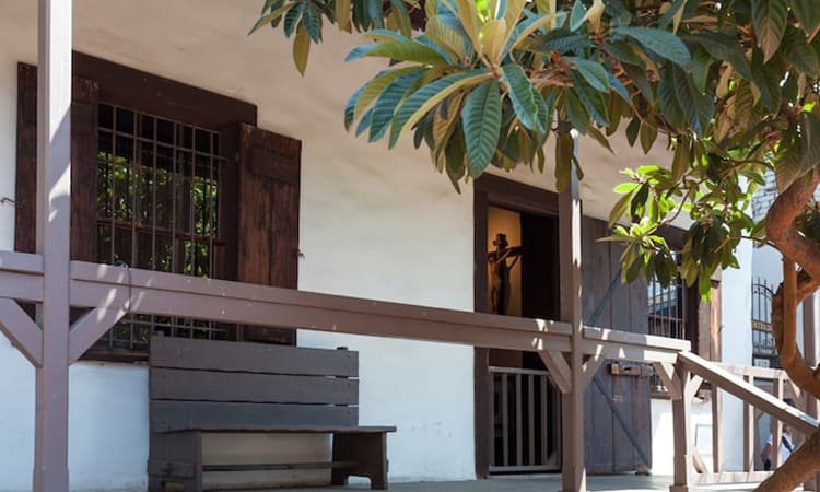 Eksterior dengan Detail Artful: Klasik yang Kembali Modern