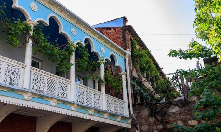 Eksterior dengan Detail Artful: Klasik yang Kembali Modern