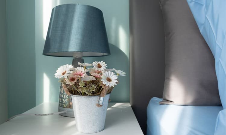 Lampu Meja Fabrik Lipat (Pleat Lamps): Cahaya Hangat untuk Interior Modern