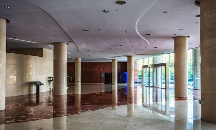 Mixed Marble dan Kombinasi Material Batu dalam Fasad & Interior