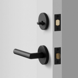 Handle pintu hitam yang banyak diminati karena design yang sederhana