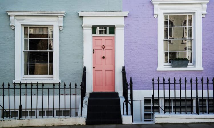 Rekomendasi 10 Warna Cat Pintu Kayu agar Terlihat Elegan