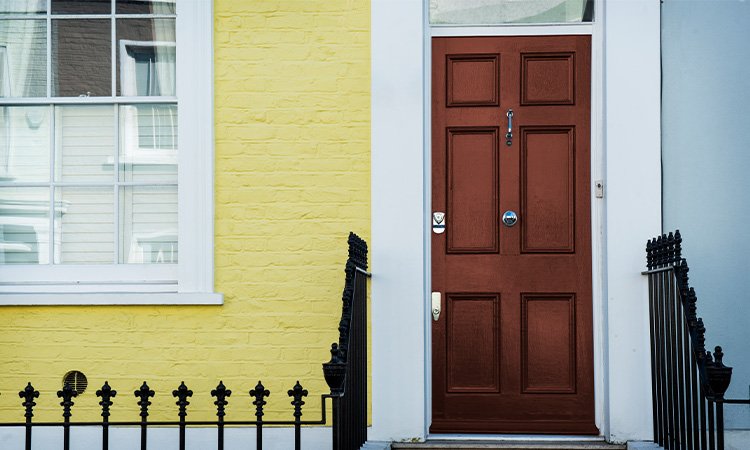 Rekomendasi 10 Warna Cat Pintu Kayu agar Terlihat Elegan