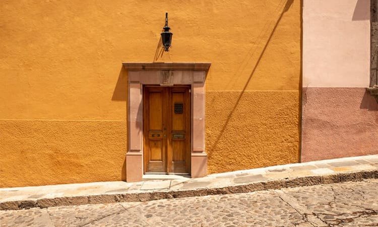 Rekomendasi 10 Warna Cat Pintu Kayu agar Terlihat Elegan