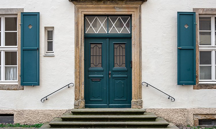 Rekomendasi 10 Warna Cat Pintu Kayu agar Terlihat Elegan