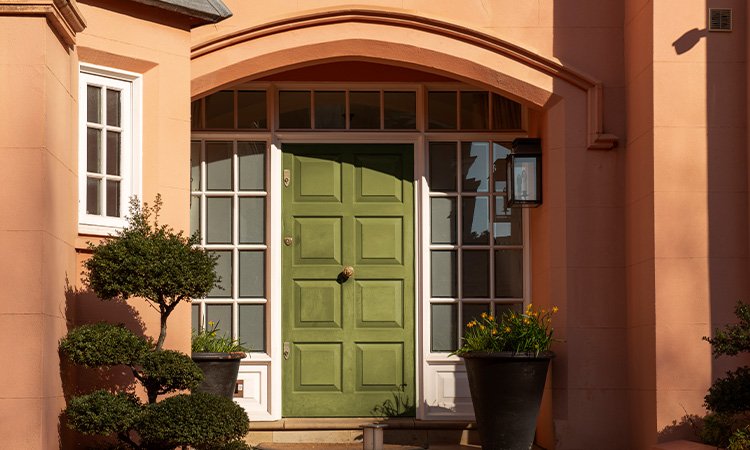 Rekomendasi 10 Warna Cat Pintu Kayu agar Terlihat Elegan