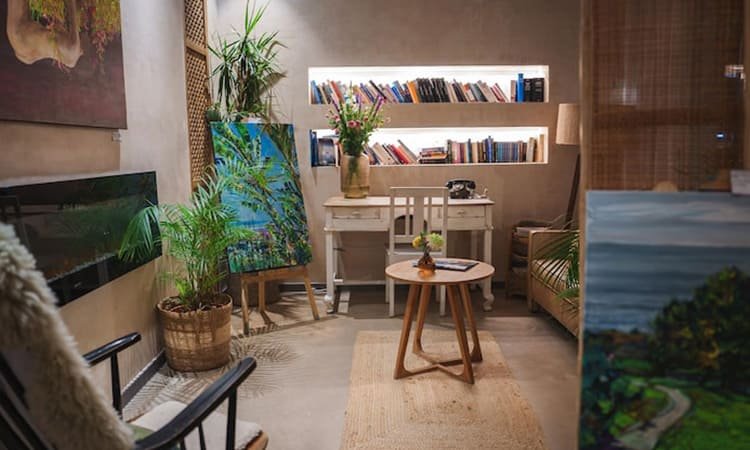 Ruang Multifungsi dengan Tekstur Maksimalis: Tren Interior Hemat Fungsi tapi Kaya Visual 2025