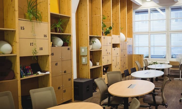 Ruang Multifungsi dengan Tekstur Maksimalis: Tren Interior Hemat Fungsi tapi Kaya Visual 2025