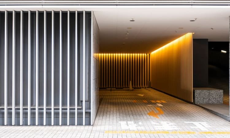 Teknologi Pencahayaan Adaptif Eksterior: Fasad Rumah Modern yang Cerdas dan Dinamis