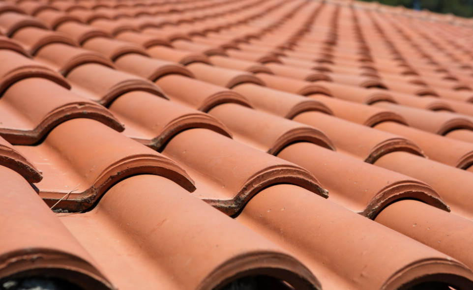 Kelebihan dan Kekurangan Genteng Tanah Liat untuk Atap Rumah | Blog QHOMEMART