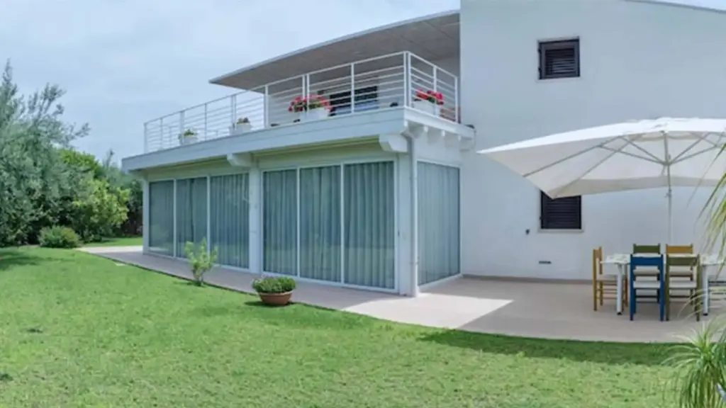 Konsep Fasad Rumah Hemat Energi dengan Shading dan Secondary Skin untuk Hunian Tropis Modern