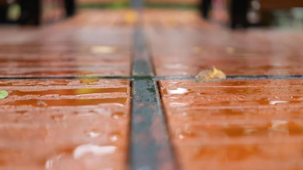 Material Lantai Outdoor Terbaru 2026 yang Tidak Licin Saat Hujan