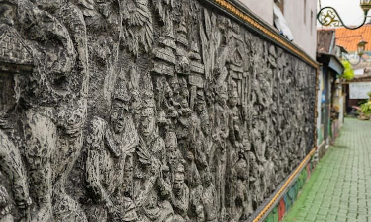 Desain Kosmetik dan Estetika Dinding Bertekstur Menonjol (Bas-Relief) di 2025