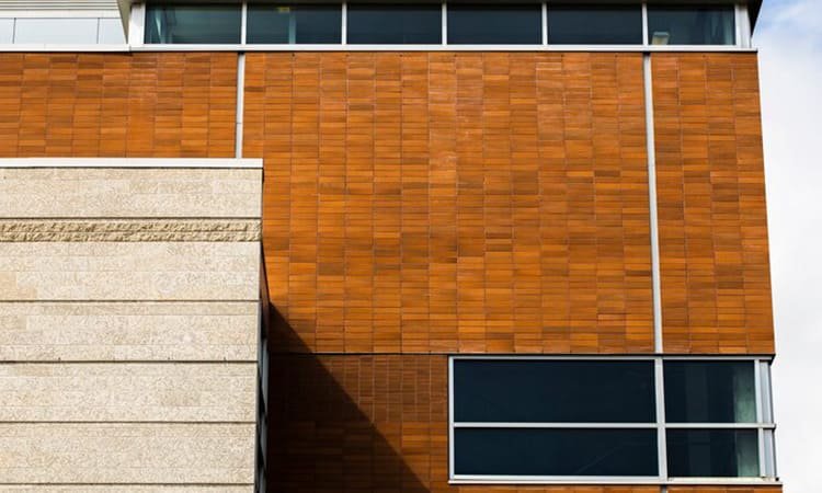 Material Komposit Daur Ulang untuk Eksterior Tropis: Solusi Fasad Rumah Tahan Cuaca dan Ramah Lingkungan