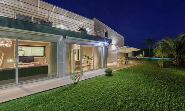 Teknologi Pencahayaan Adaptif Eksterior: Fasad Rumah Modern yang Cerdas dan Dinamis